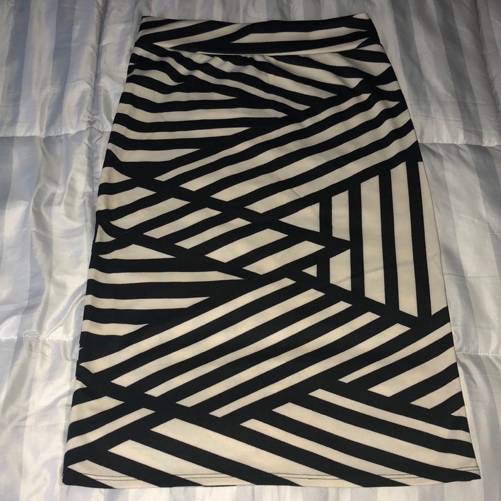 Black and white pencil skirt. Size L